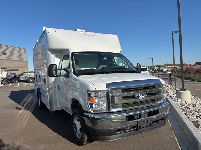 2026 Ford E-450SD DRW