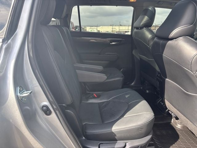 2025 Toyota Highlander Base