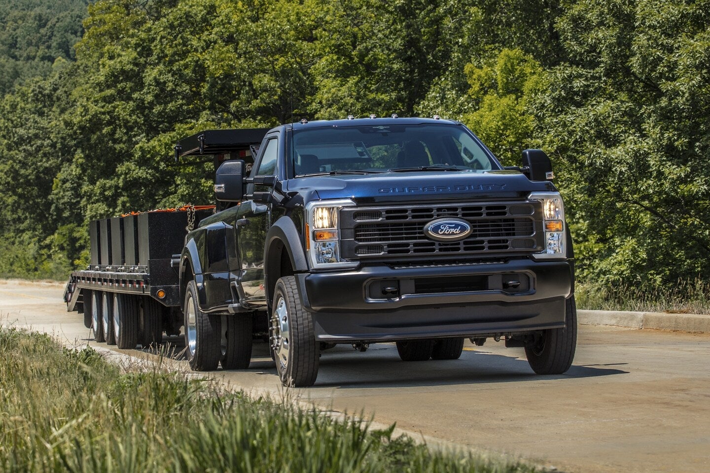 2025 ford f-250 towing with a gooseneck trailer